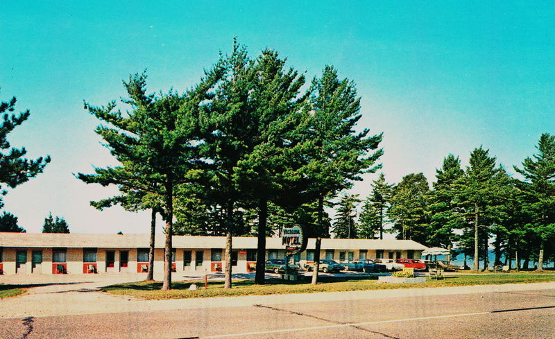 Victoria Motel (Mill Creek Motel) - Vintage Postcard (newer photo)